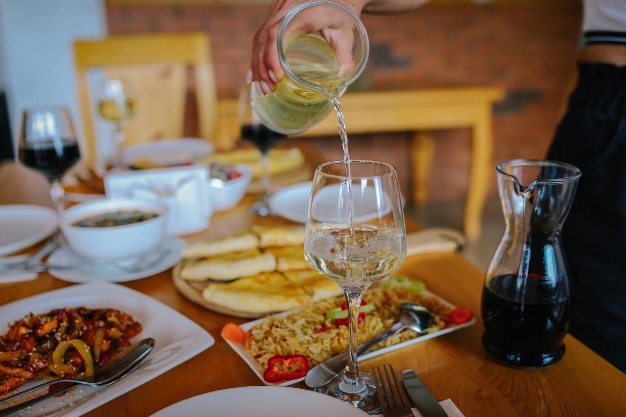 Alpenhaus Kazbegi Hotel & Restaurant ภายนอก รูปภาพ